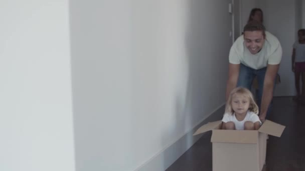 Šťastný táta tahání box s malou dcerou uvnitř - Záběry, video