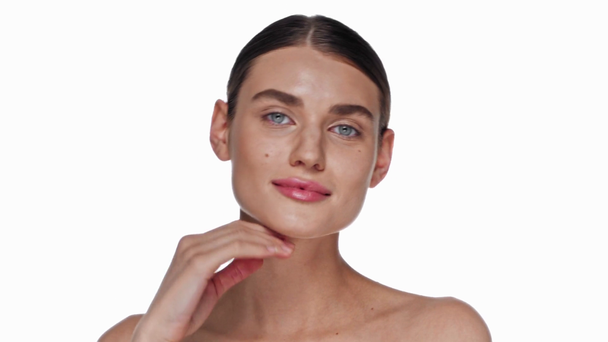 Jeune femme adulte touchant le visage et le cou tout en posant isolé sur blanc - Séquence, vidéo