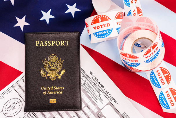 Új amerikai szavazók azonosítják magukat az új útlevelükkel.. - Fotó, kép
