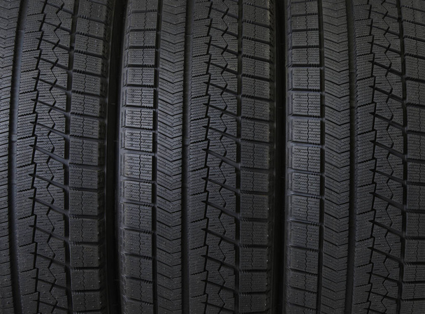 Neumáticos de invierno de cerca. Fondo del neumático - Foto, imagen