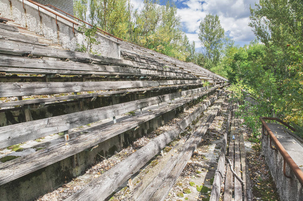 tribune pourrie sur un terrain de football abandonné - Photo, image