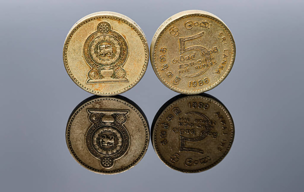 Moneda de 5 rupias de Sri Lanka con dos caras - Foto, imagen