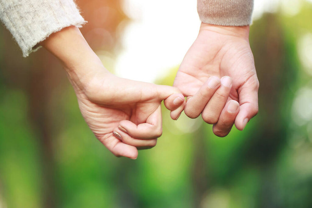 Un apretón de manos en pareja con un poco de amor el día de San Valentín - Foto, imagen