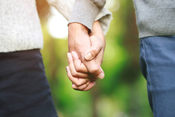 Paar hand schudden met een beetje liefde op Valentijnsdag - Foto, afbeelding