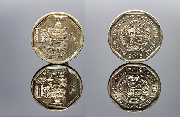 1 Sol 2016 Münze aus Peru mit zwei Seiten auf reflektierender Oberfläche - Foto, Bild