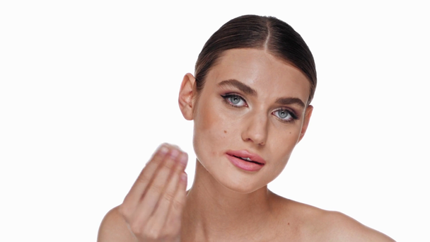 Молода доросла жінка з бавовняною прокладкою видаляє плями губ ізольовані на білому
 - Кадри, відео