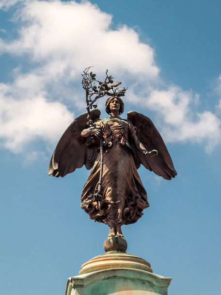 Estatua de la Paz junto al Ayuntamiento de Cardiff
 - Foto, imagen
