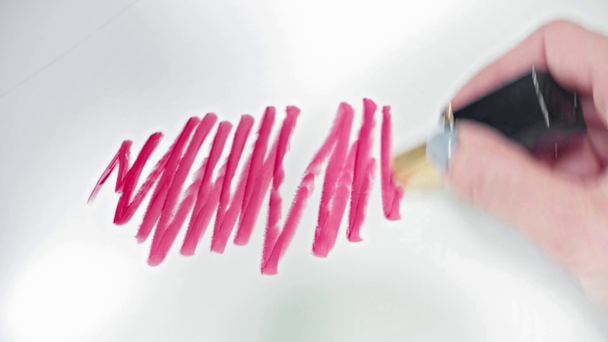 Visão de perto de linhas de desenho de mulher com batom rosa em branco - Filmagem, Vídeo