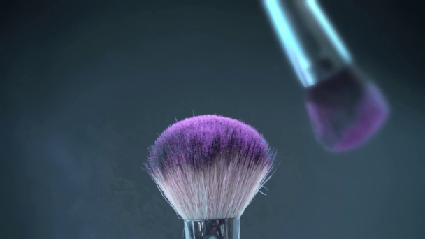 Escovas cosméticas com sombra roxa salpicando em preto - Filmagem, Vídeo