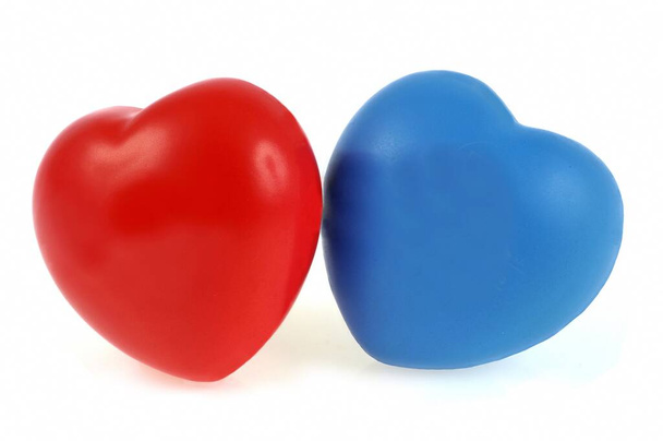 Blauwe en rode harten close-up op witte achtergrond  - Foto, afbeelding