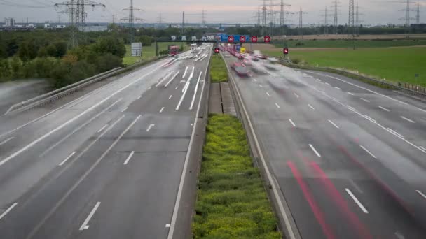 Timelapse gęstego ruchu na autostradzie - widok pod wysokim kątem - Materiał filmowy, wideo