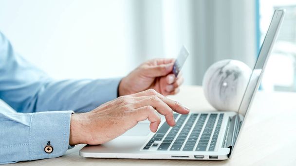 Bizneswoman ręcznie korzystać z laptopa i posiadania karty kredytowej do zakupów online z domu, płatności e-commerce, bankowość internetowa, wydawanie pieniędzy na następne wakacje. - Zdjęcie, obraz