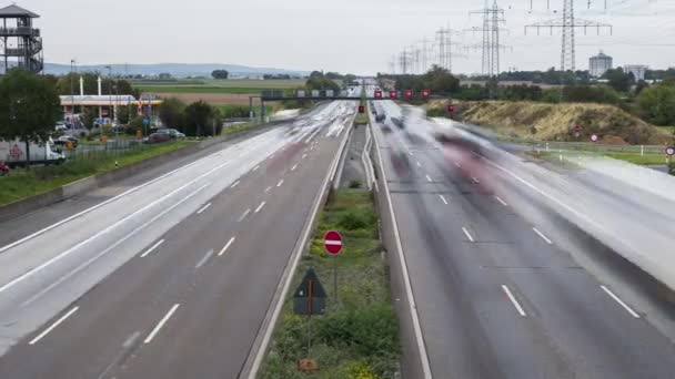 Timelapse gęstego ruchu na autostradzie - widok pod wysokim kątem - Materiał filmowy, wideo
