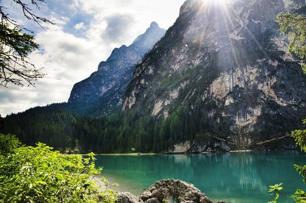 Pragser See im Pustertal im Trentino Alto adige, wenige Kilometer von Österreich entfernt - Foto, Bild