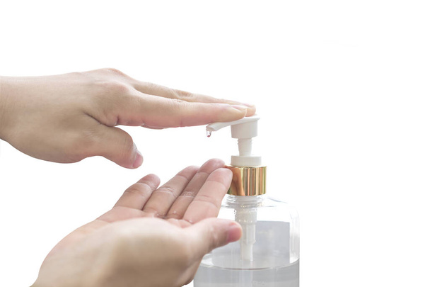 Zaměření na ruce tlačení čerpadlo láhev dezinfekční pro čištění na izolovaném bílém pozadí - Fotografie, Obrázek