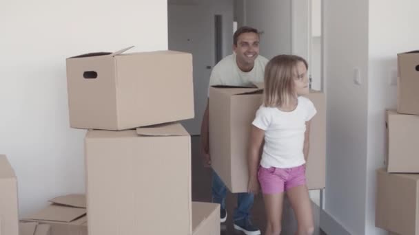 Onnellinen isä ja tytär kuljettaa sarjakuva laatikko - Materiaali, video