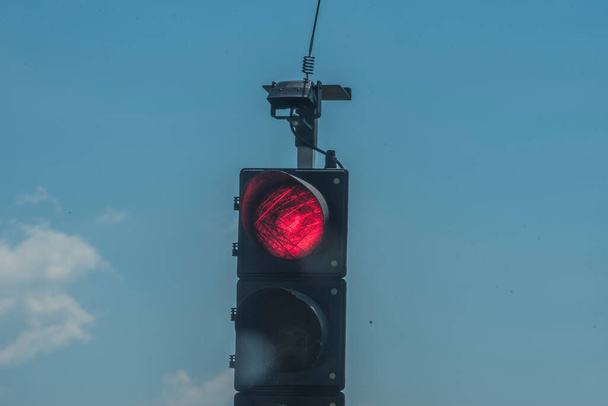 semáforo rojo en la calle, símbolo de parada - Foto, Imagen