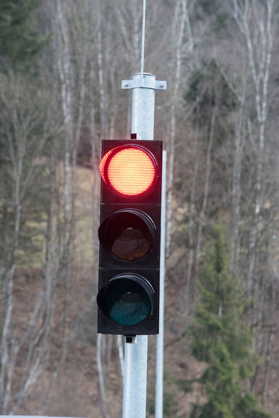semáforo rojo en la calle, símbolo de parada - Foto, imagen