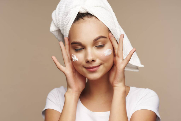 Tyttö pyyhe päähänsä puhdas iho kosteuttava meikki terveys  - Valokuva, kuva
