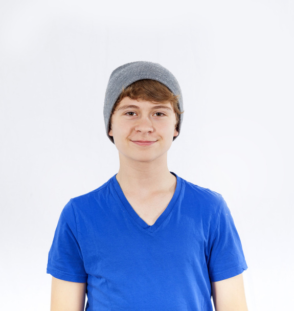 портрет крутого улыбающегося подростка в кепке
 - Фото, изображение