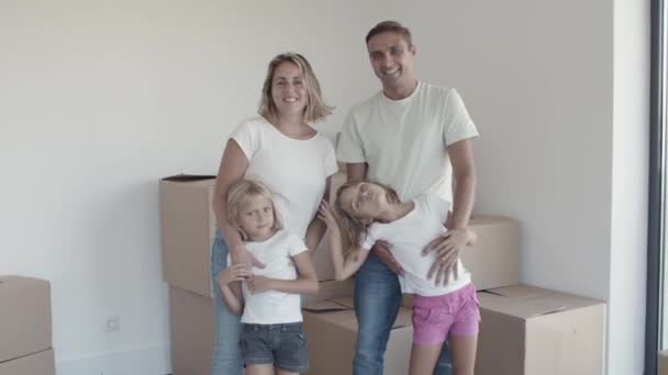 Ευτυχισμένο οικογενειακό ζευγάρι με παιδιά χαιρετάει - Πλάνα, βίντεο