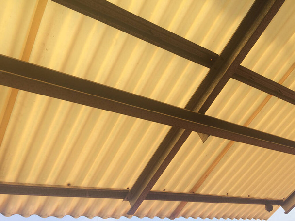 Dach aus leichtem Stahl und Faserkunststoff - Foto, Bild