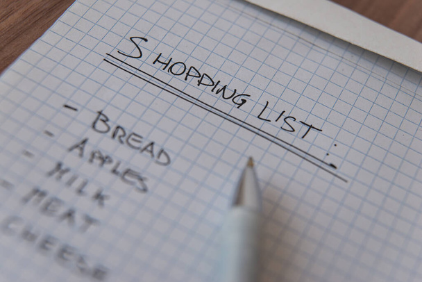 Lista de compras, escrita em uma folha quadrada de papel - Foto, Imagem