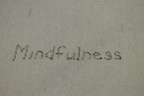 マインドフルネスの概念、意識のある生活、ビーチの砂の上に書かれたテキスト - 写真・画像
