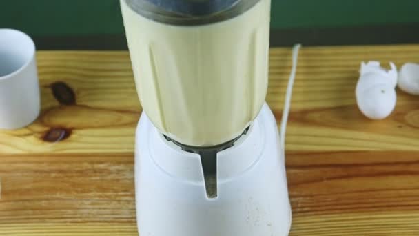 Draufsicht auf den elektrischen Mixer, der Milch, Kondensmilch und Eier mixt - Filmmaterial, Video
