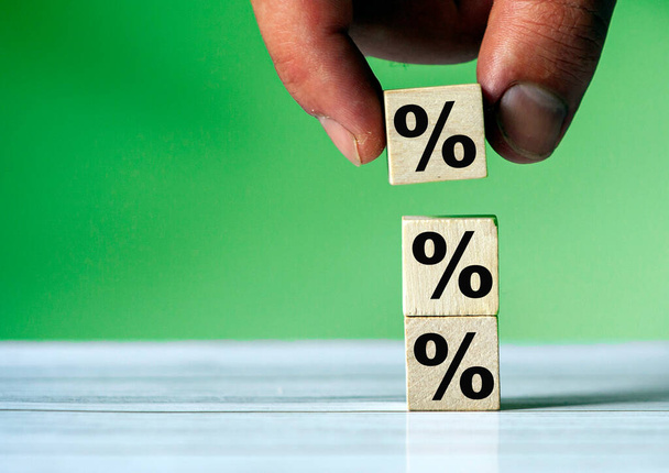 деревянный кубический блок с иконкой в процентах. Процентная ставка, финансовые, рейтинговые и ипотечные ставки - Фото, изображение