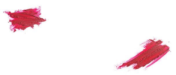 Batom vermelho cremoso em forma líquida, traços texturais isolados em fundo branco. Conceito de tendências em cosméticos, maquiagem. Bandeira horizontal longa. - Foto, Imagem