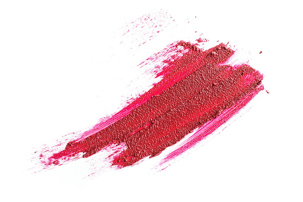 Rouge à lèvres rouge crème sous forme liquide, traits texturaux isolés sur fond blanc. Concept de tendances en cosmétique, maquillage. - Photo, image