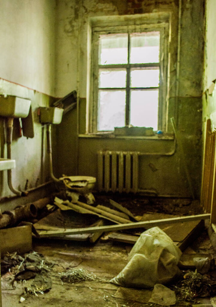 Tsjernobyl - Gebied bij dorp Kopachi kleuterschool, in de buurt van de ontplofte kerncentrale van Tsjernobyl in Oekraïne. Foto uit juni 2013. - Foto, afbeelding