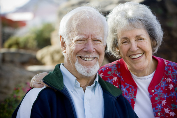Oudere paar glimlachen - Foto, afbeelding