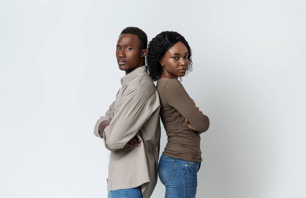 Λυπημένος Αφροαμερικάνος άντρας και γυναίκα να μένουν πλάτη με πλάτη. - Φωτογραφία, εικόνα