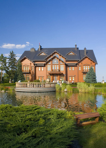 Mezhyhirya, Ukraina - 25. elokuuta 2020: "Khonka" - talo Mezhyhiryassa (presidentti Yanukovychin entinen presidentin asuinpaikka) Kiovan alueella, Ukrainassa - Valokuva, kuva