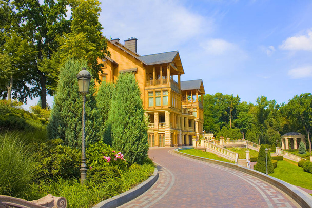 Mezhyhirya, Ukraine - 25 August, 2020: "Khonka" - house in Mezhyhirya (former ex-president residence of President Yanukovych) in Kyiv region, Ukraine - Foto, imagen