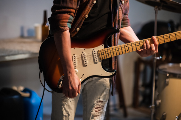 zbliżenie rąk muzyka grającego na gitarze elektrycznej solo w Studio. - Zdjęcie, obraz