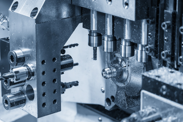Monitoiminen CNC sorvi kone Sveitsin tyyppi tekee putken liitin osat. Korkean teknologian messinki sopiva liitin valmistus sorvaamalla kone. - Valokuva, kuva