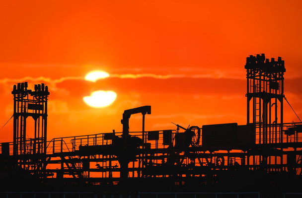 Silhouette pipeline système sur pétrolier brut au port avec fond de ciel de coucher de soleil brouillé - Photo, image