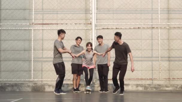 giovani amici asiatici divertirsi con uno skateboard all'aperto - Filmati, video