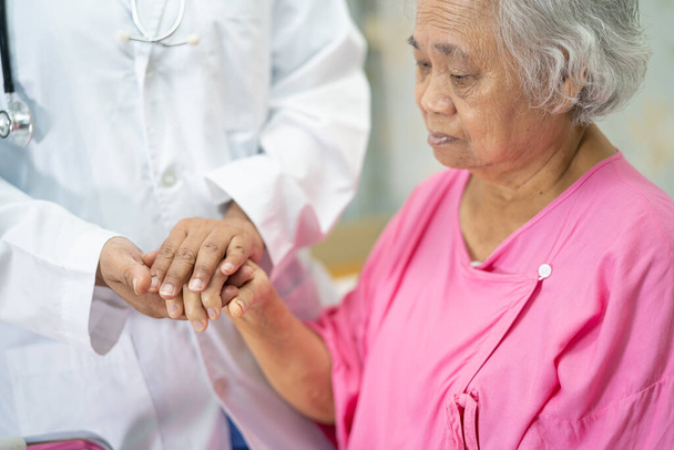 Tomando de la mano Asiática senior o anciana anciana mujer paciente con amor, cuidado, alentar y empatía en enfermería hospital sala, sano fuerte concepto médico - Foto, imagen
