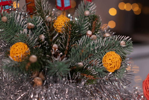 Vánoční výzdoba. větve stromu a nové roky hračky, proutěné koule a tinkel. Šablonová karta a místo pro kopírování - Fotografie, Obrázek