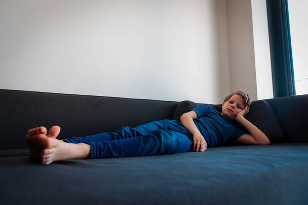παιδί βαρεθεί και κουρασμένος στο σπίτι, αγόρι στρεσαρισμένο και εξαντλημένο - Φωτογραφία, εικόνα