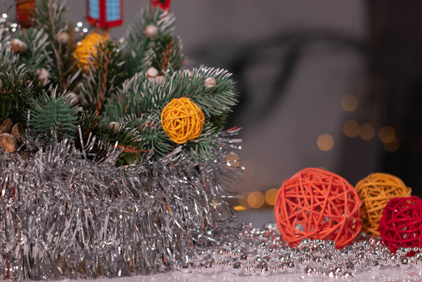 クリスマスの装飾。木の枝と新年のおもちゃウィッカーボールとティンセル。テンプレートカードとコピースペース - 写真・画像