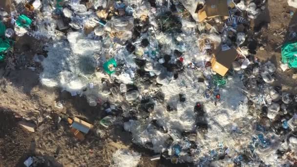 Zdjęcie lotnicze stosu śmieci leżącego na wsi. Latanie nad ogromnymi śmieciami z tworzyw sztucznych i innych odpadów przemysłowych. Globalny problem zanieczyszczenia środowiska. Katastrofa ekologiczna. Widok z góry zbliżenie - Materiał filmowy, wideo