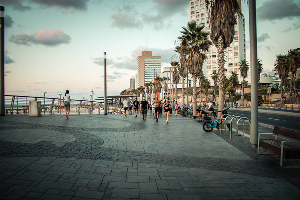 Tel Aviv Israel 4. Oktober 2020 Blick auf Unbekannte ohne Mundschutz, die während der Sperrung und des Coronavirus-Ausbruchs auf der Herbert Samuel Promenade in Tel Aviv spazieren gehen - Foto, Bild