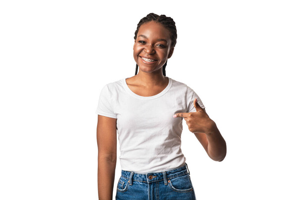 Wesoły czarny kobieta wskazując palec na siebie na białym tle - Zdjęcie, obraz