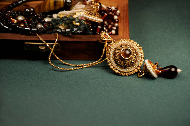 Gyémánt és kövek medál arany lánc fa doboz, indiai hagyományos ékszerek - Fotó, kép
