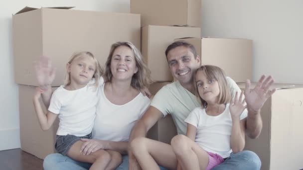 Onnellinen perhe pari lasten kanssa istuu lattialla - Materiaali, video